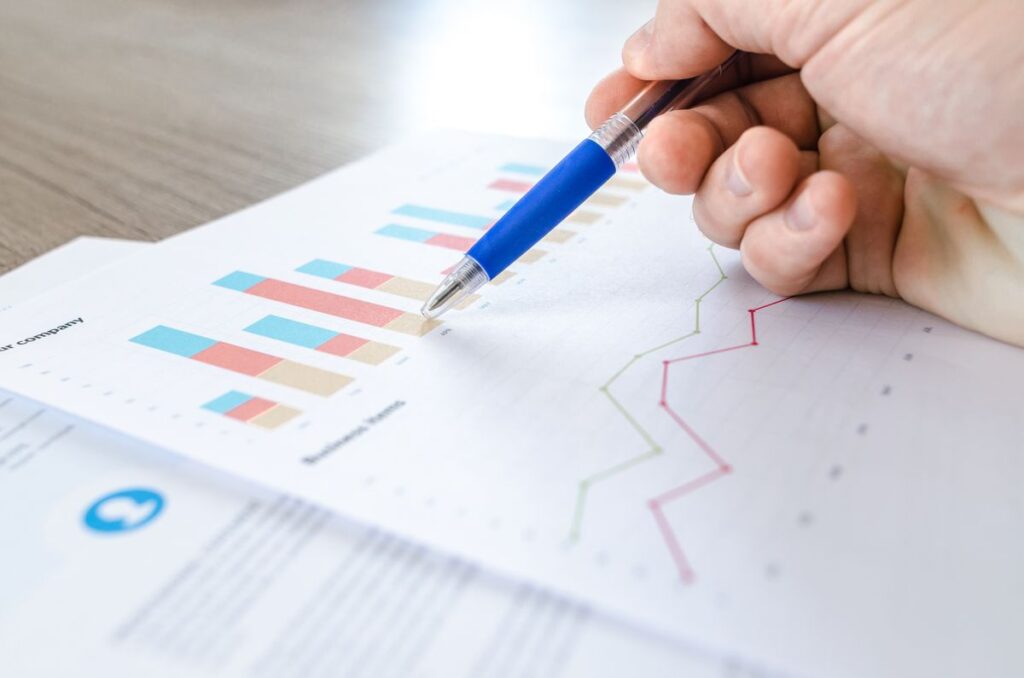 Painel Power BI com gráficos de gestão de obras